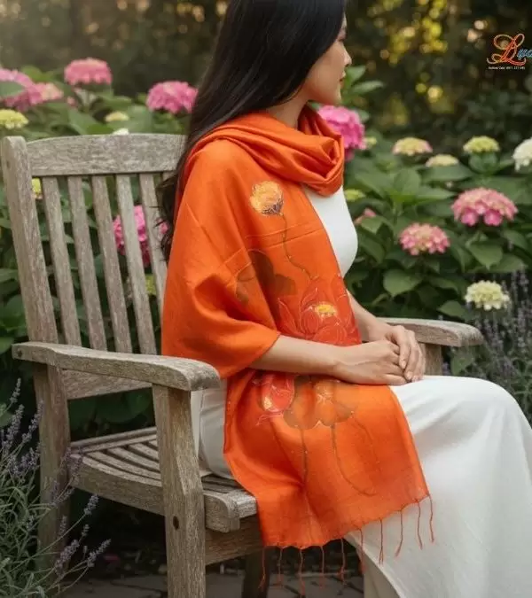 Khăn lụa tơ tằm 100% silk họa tiết hoa sen vẽ tay