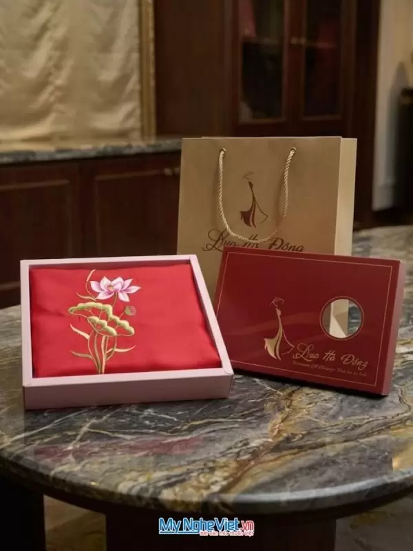 Khăn lụa tơ tằm vuông thêu họa tiết hoa sen