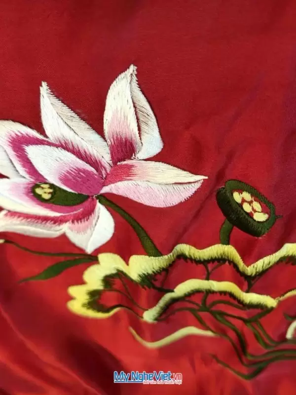 Khăn lụa tơ tằm vuông thêu họa tiết hoa sen