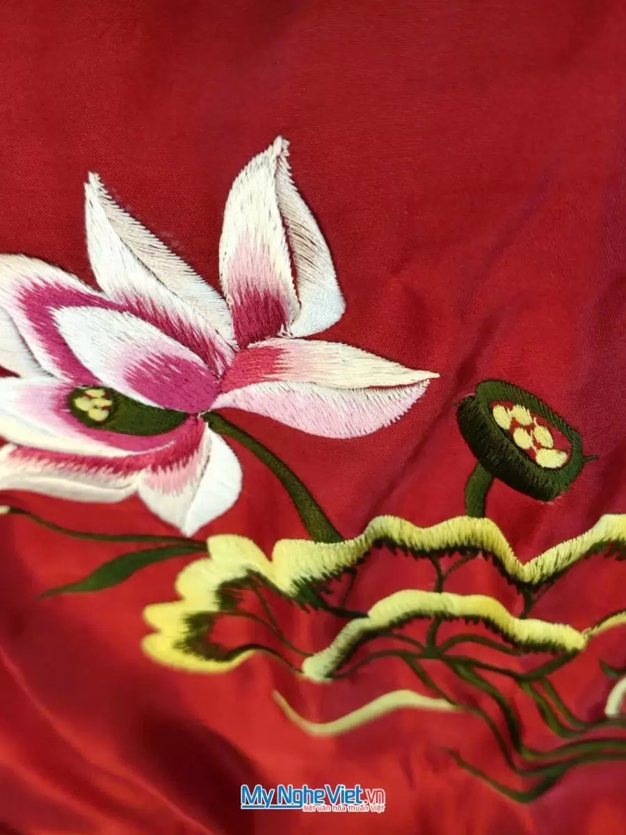 Khăn lụa tơ tằm vuông thêu họa tiết hoa sen