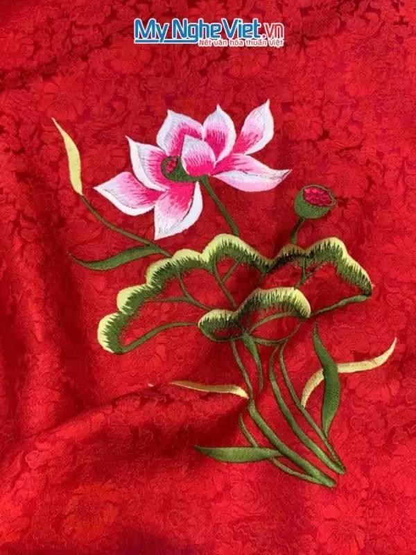 Khăn Lụa Thêu Sen Họa Tiết Hoa Cúc Màu Đỏ