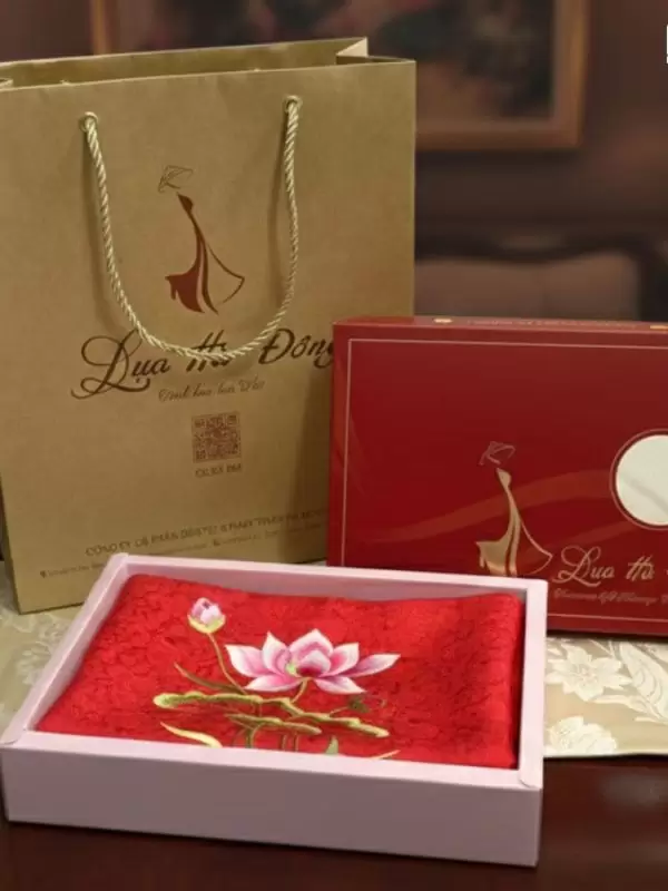 Khăn Lụa Thêu Sen Họa Tiết Hoa Cúc Màu Đỏ