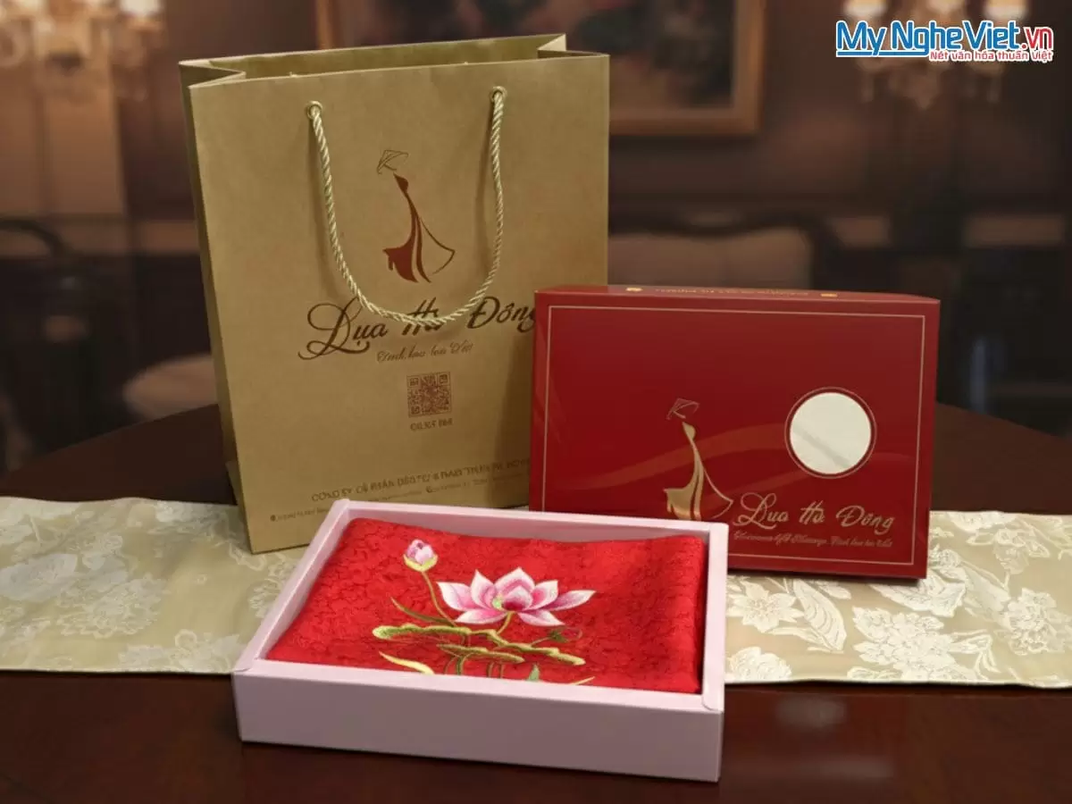 Khăn Lụa Thêu Sen Họa Tiết Hoa Cúc Màu Đỏ