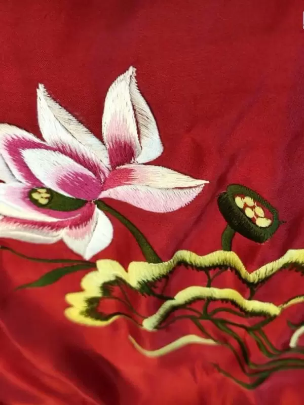 Khăn Lụa Vuông Tơ Tằm Thêu Sen Trơn Màu Đỏ