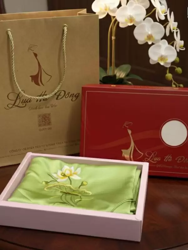 Khăn Lụa Vuông Tơ Tằm Thêu Sen Trơn Màu Xanh Cốm