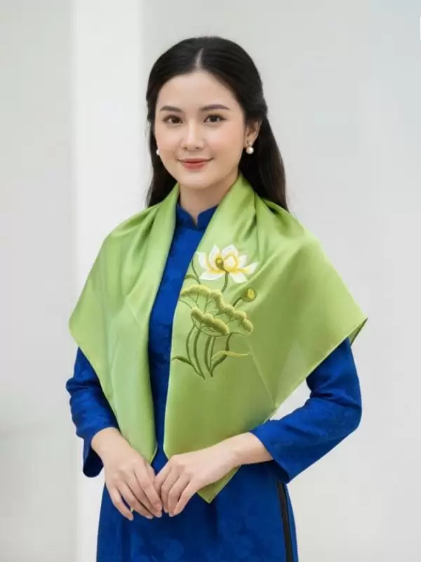 Khăn Lụa Vuông Tơ Tằm Thêu Sen Trơn Màu Xanh Cốm