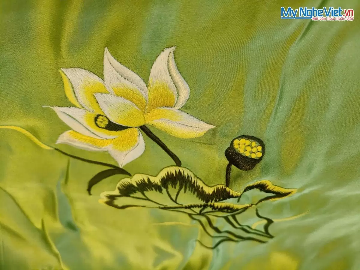 Khăn Lụa Vuông Tơ Tằm Thêu Sen Trơn Màu Xanh Cốm