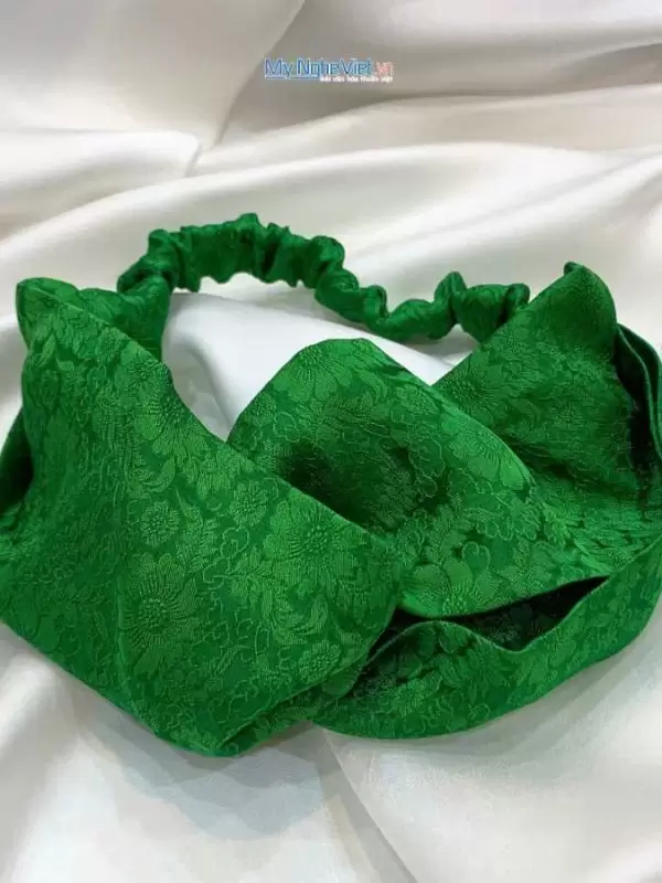 Alternative view of Băng đô cài tóc lụa Hà Đông màu xanh lá