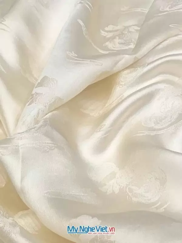 Alternative view of Vải lụa HĐ cá chép hoa sen 100% silk trắng ngọc trai 1m2 2m7 LNL27/1