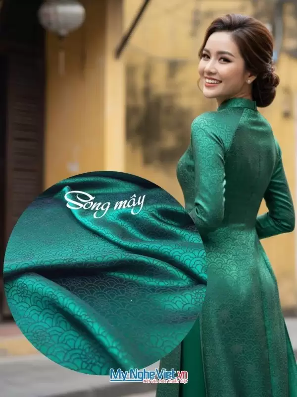 cô gái mặc áo dài lụa tơ tằm hà đông