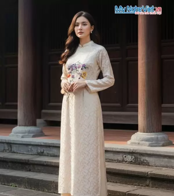 Áo dài lụa tơ tằm hai lớp họa tiết đuôi công màu trắng