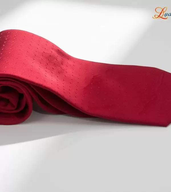 Cà vạt lụa tơ tằm họa tiết chấm bi đỏ