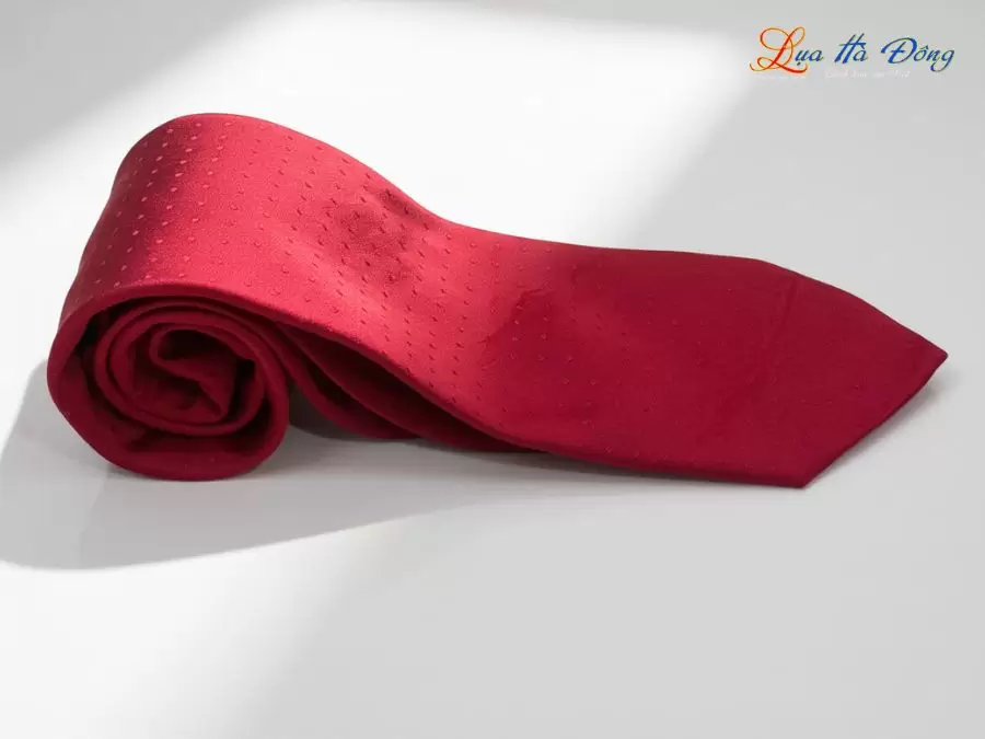 Cà vạt lụa tơ tằm họa tiết chấm bi đỏ