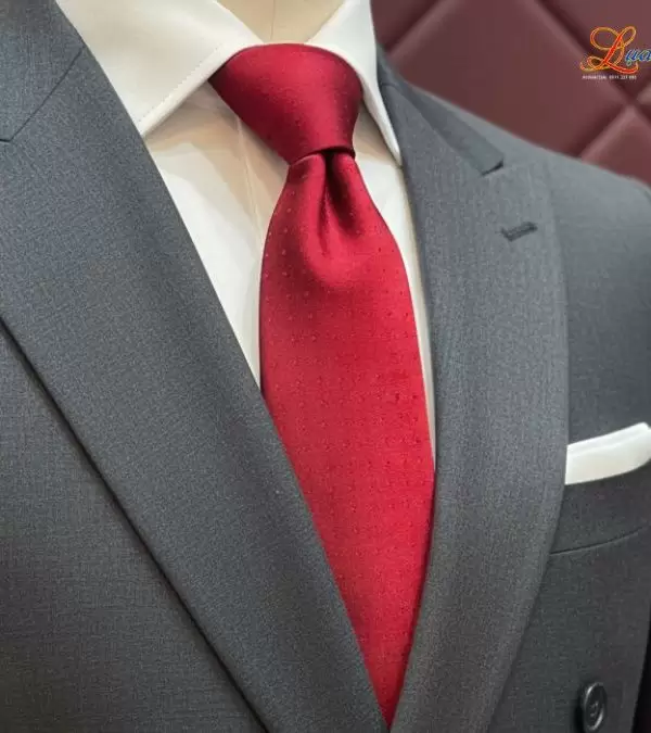 Cà vạt lụa tơ tằm họa tiết chấm bi đỏ