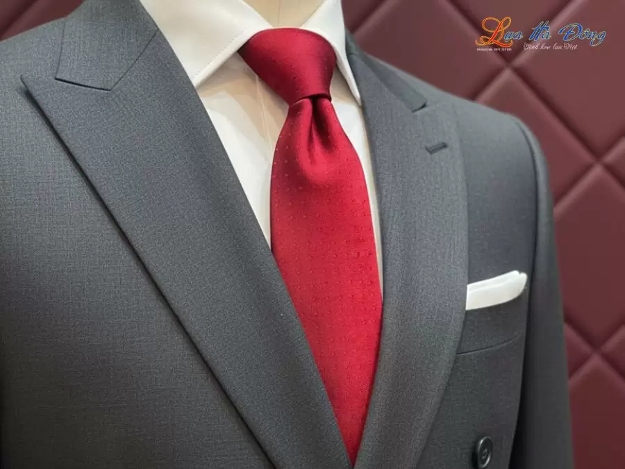 Cà vạt lụa tơ tằm họa tiết chấm bi đỏ