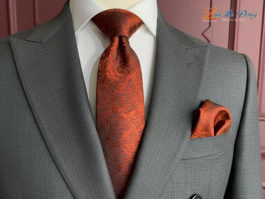 Cà vạt lụa tơ tằm họa tiết đuôi công cam