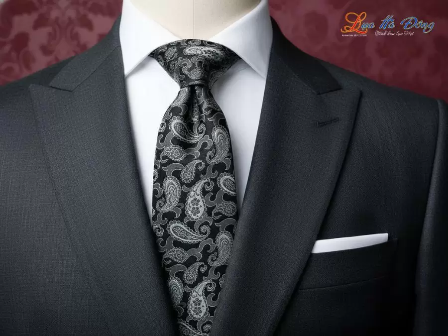 Cà vạt lụa tơ tằm họa tiết đuôi công đen