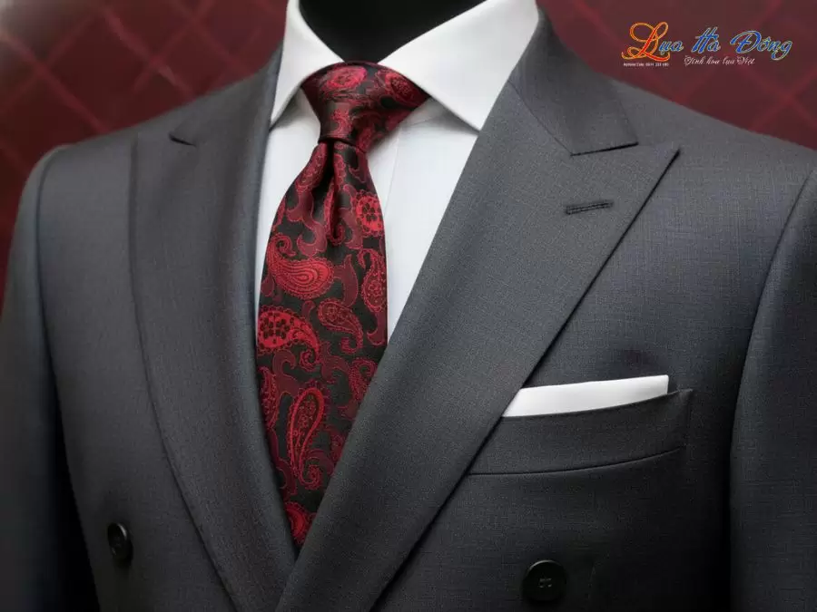 Cà vạt lụa tơ tằm họa tiết đuôi công đỏ