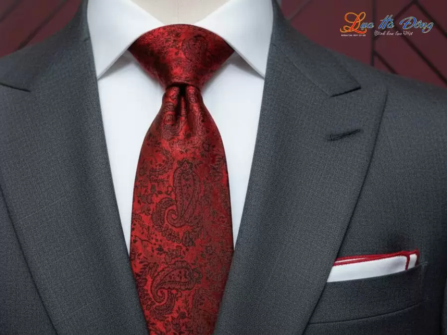 Cà vạt lụa tơ tằm họa tiết đuôi công nền đỏ