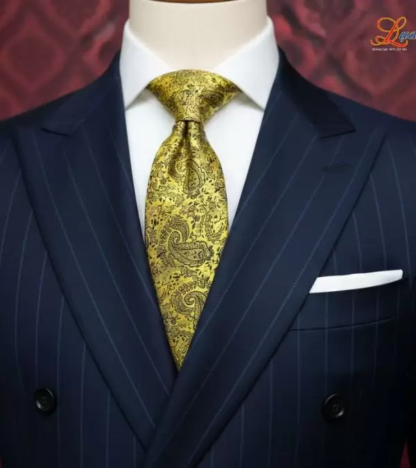 Cà vạt lụa tơ tằm họa tiết đuôi công vàng