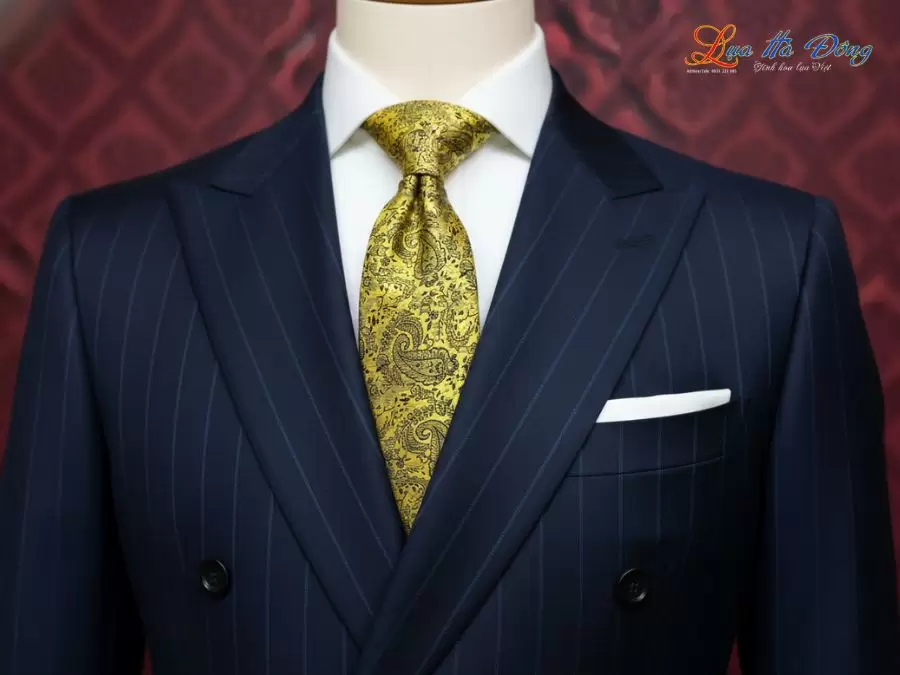 Cà vạt lụa tơ tằm họa tiết đuôi công vàng