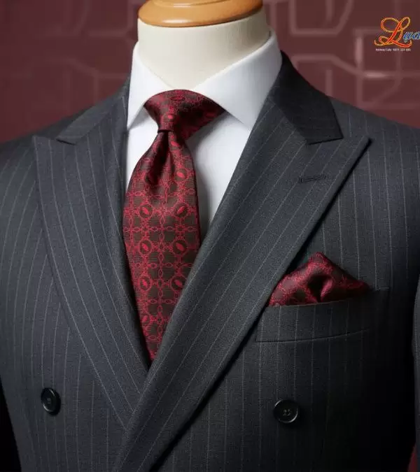 Cà vạt lụa tơ tằm họa tiết hoa bốn cánh đỏ