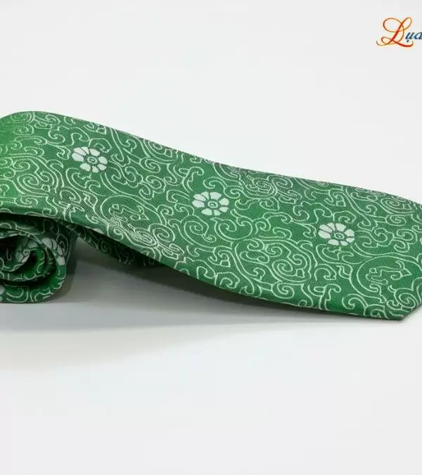 Cà vạt lụa tơ tằm họa tiết hoa mai xanh lá