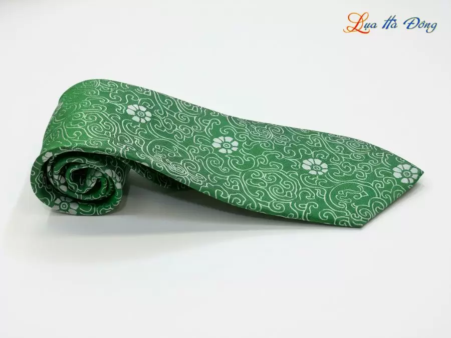 Cà vạt lụa tơ tằm họa tiết hoa mai xanh lá