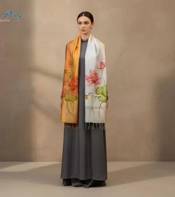 Khăn lụa tơ tằm vẽ tay hoa tua rua 100% silk