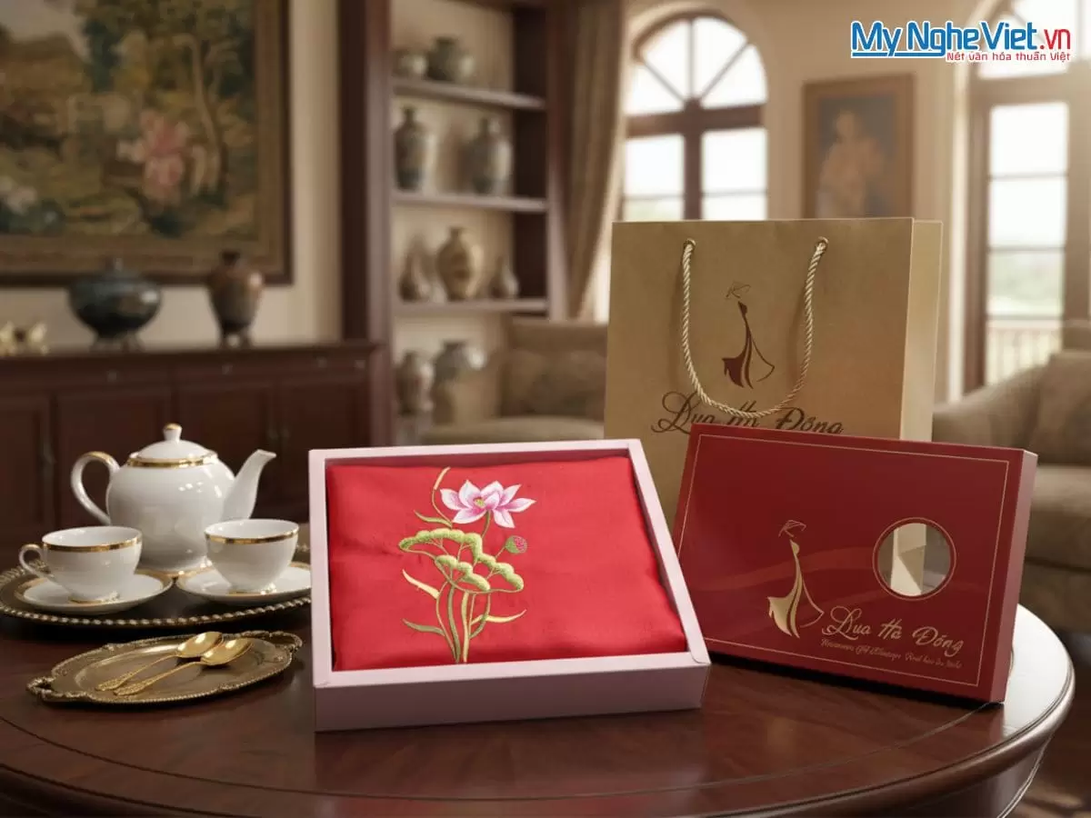 Khăn Lụa Vuông Tơ Tằm Thêu Hoa Sen Trơn Màu Đỏ KLTA9090/1 - Ảnh 4