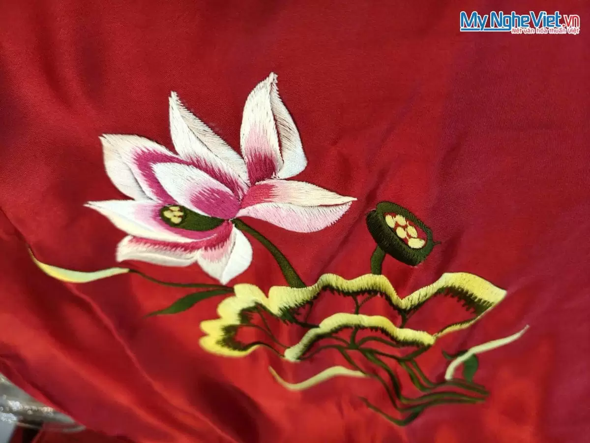 Khăn Lụa Vuông Tơ Tằm Thêu Hoa Sen Trơn Màu Đỏ KLTA9090/1 - Ảnh 3