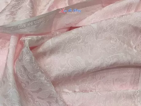 Alternative view of Vải Lụa Họa Tiết Đuôi Công Hồng 3.7m MNV-LNL41