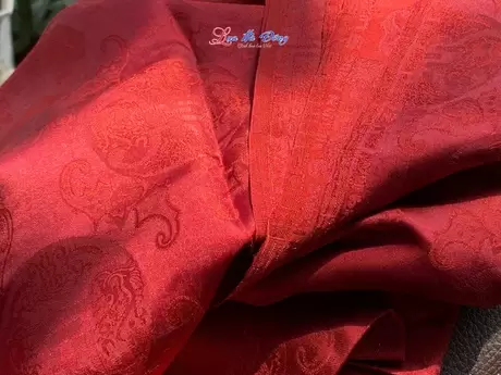 Alternative view of Vải lụa Hà Đông đỏ đô Thọ Dơi khổ 1m2 x 2m7 MNV-LNL2204/10