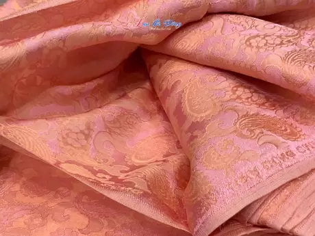Alternative view of Vải Lụa Hà Đông Đuôi Công hồng cam 3.7m MNV-LHD37/20