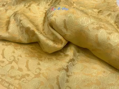 Alternative view of Lụa Họa Tiết Đuôi Công vàng đồng 3.7m MNV-LNL122