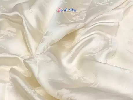 Alternative view of Vải lụa HĐ cá chép hoa sen 100% silk trắng ngọc trai 1m2 2m7 LNL27/1