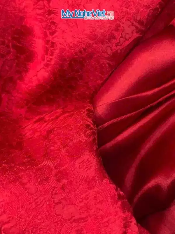 Alternative view of Vải lụa họa tiết cúc đỏ 4m MNV-LTA4.1