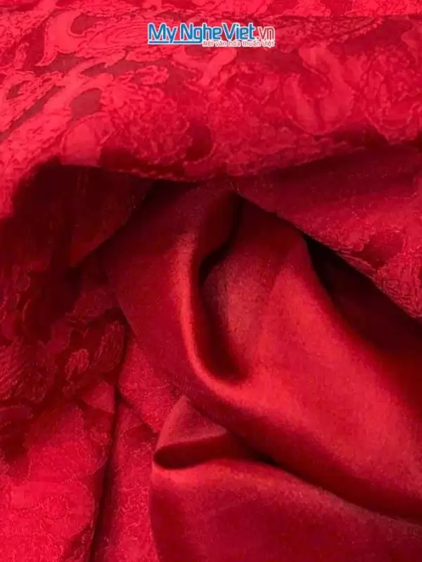 Alternative view of Vải Lụa Hà Đông Đuôi Công Đỏ Tươi 3.7m MNV-LHD37/13