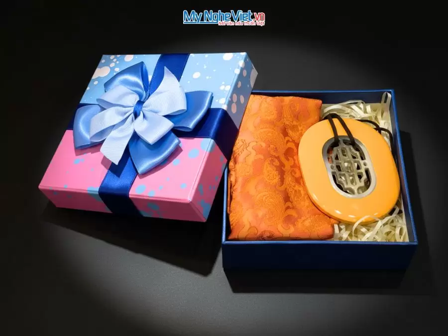 Bộ quà tặng băng đô lụa và mặt dây sơn