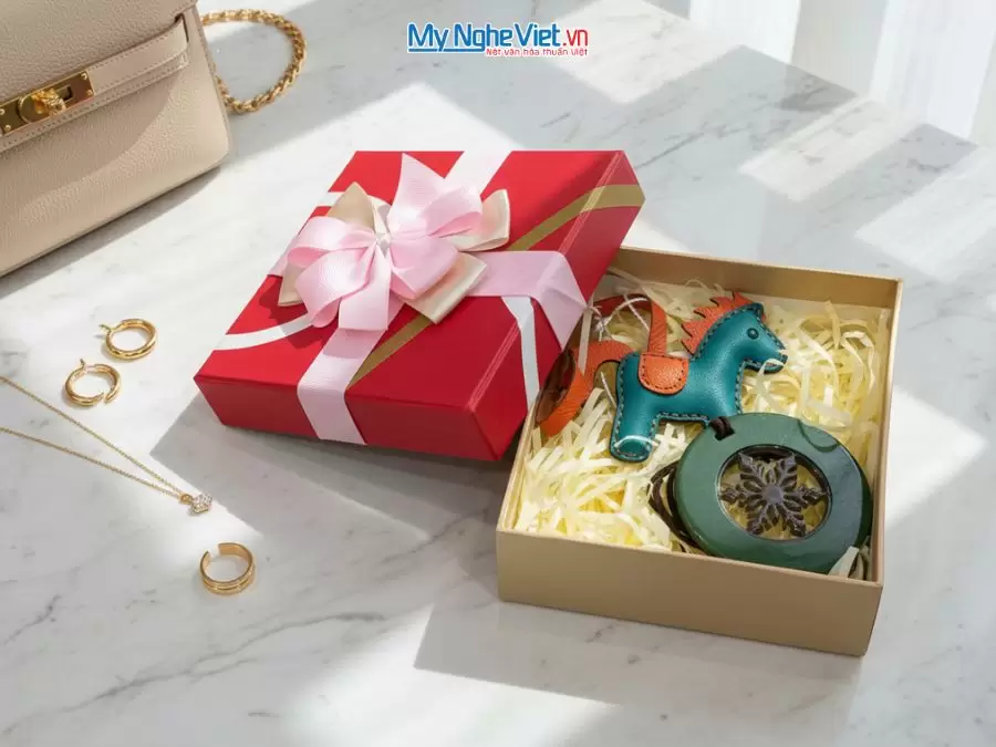 Bộ quà tặng mặt dây sừng và móc khóa ngựa bằng da