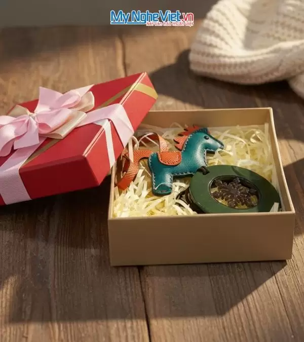 Bộ quà tặng mặt dây sơn và móc khóa ngựa bằng da