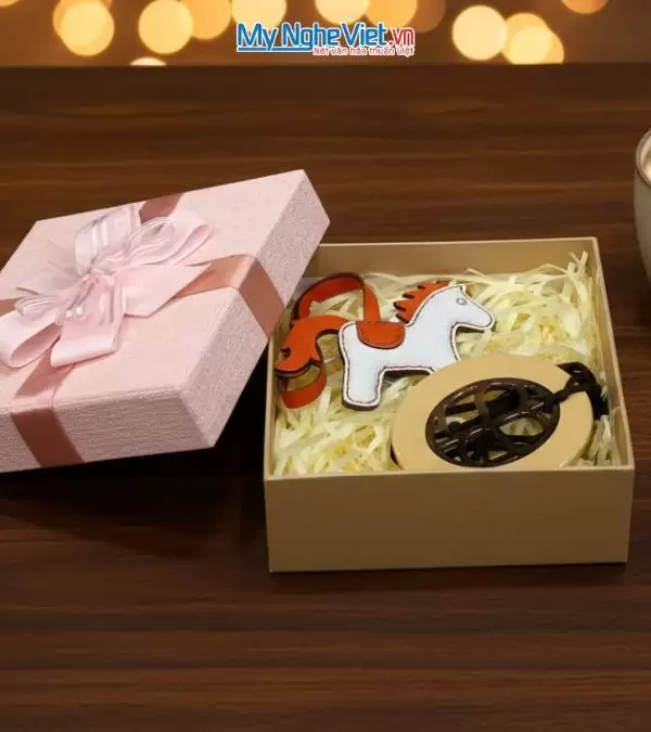 Bộ quà tặng mặt dây sơn và móc khóa ngựa bằng da