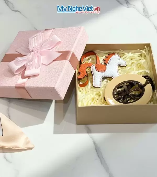 Bộ quà tặng mặt dây sừng và móc khóa ngựa bằng da