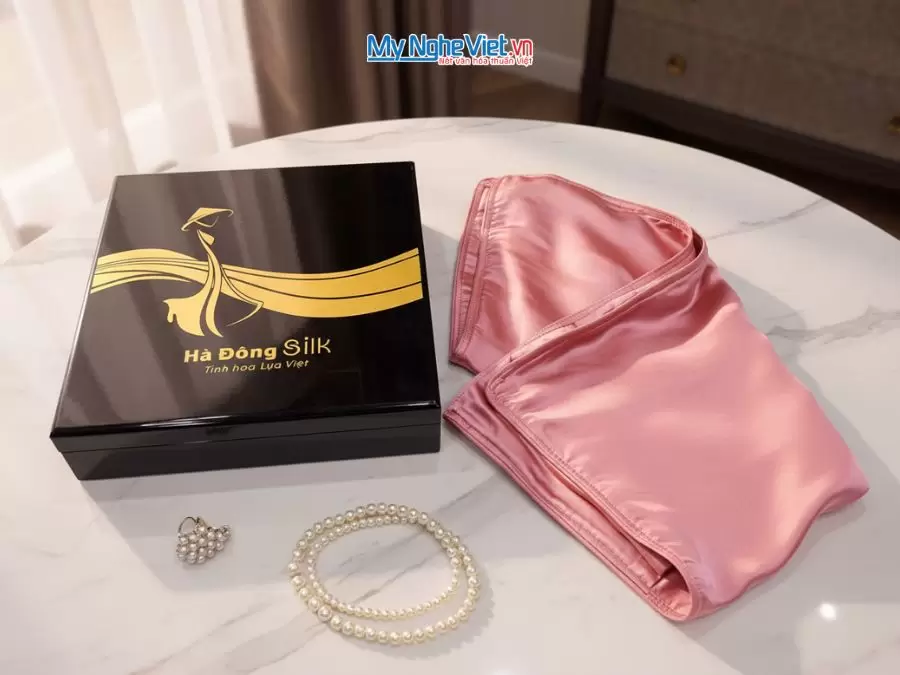 Bộ quà tặng cặp vỏ gối lụa và hộp sơn mài cao cấp