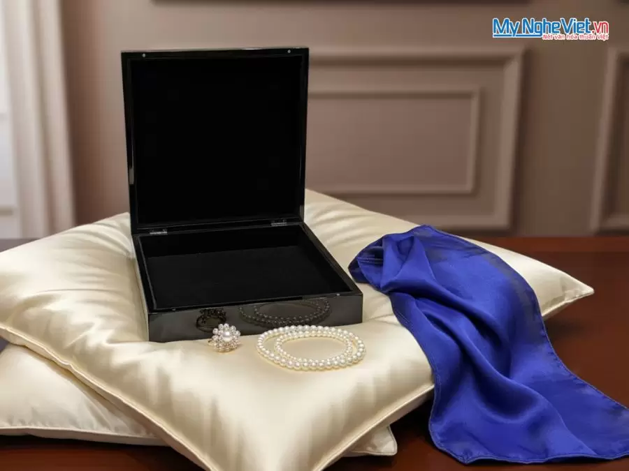 Bộ quà tặng vỏ gối lụa màu tím vàng đồng và hộp sơn mài cao cấp