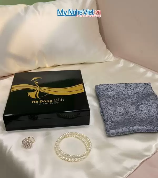Bộ quà tặng cặp vỏ gối lụa và hộp sơn mài cao cấp