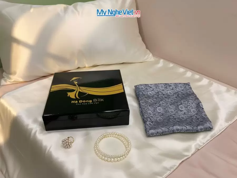 Bộ quà tặng cặp vỏ gối lụa và hộp sơn mài cao cấp