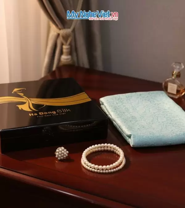 Bộ quà tặng cặp vỏ gối lụa họa tiết cúc xanh mint và hộp sơn mài cao cấp