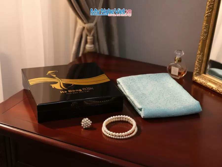 Bộ quà tặng cặp vỏ gối lụa họa tiết cúc xanh mint và hộp sơn mài cao cấp