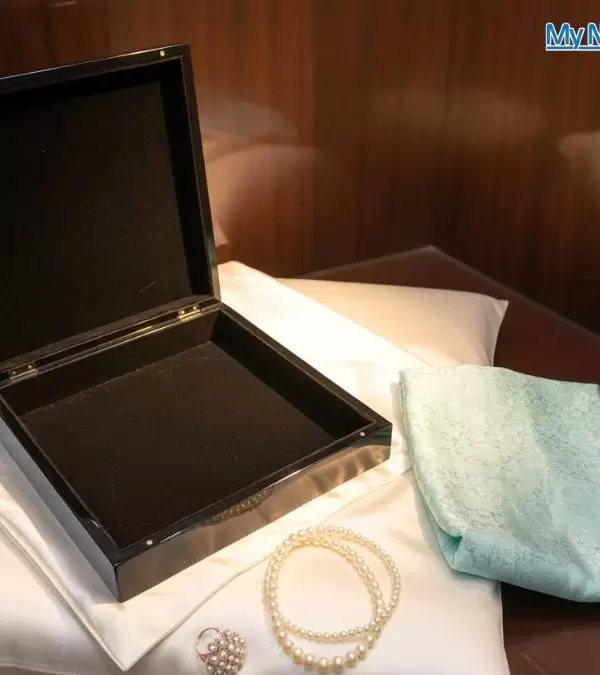 Bộ quà tặng cặp vỏ gối lụa họa tiết cúc xanh mint và hộp sơn mài cao cấp